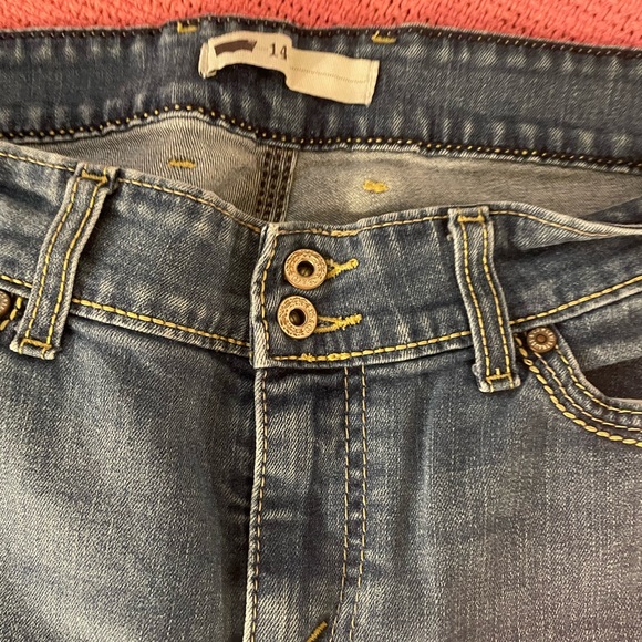 Woman’s Levis Capris - Picture 2 of 5